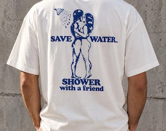 T-Shirt mit dem Aufdruck „Wasser sparen beim Duschen mit einem Freund“