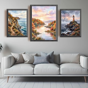 Puede incluir: Un tríptico de pinturas de paisajes enmarcadas con motivos otoñales. El panel izquierdo muestra un sendero costero, el panel central representa un atardecer sobre un río y el panel derecho exhibe un faro en una costa rocosa.