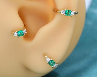 14 Karat massiver Gold-Clicker-Ohrring mit Smaragd im Prinzessschliff und Labordiamanten für Helix und Tragus