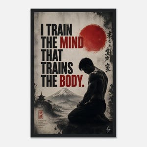 Peut inclure: Une affiche encadrée montrant une silhouette agenouillée devant un paysage avec une montagne et un soleil rouge. Le texte indique : I TRAIN THE MIND THAT TRAINS THE BODY. Le design inclut une calligraphie japonaise et une pagode.