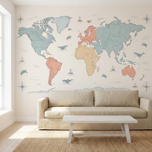 Könnte beinhalten: Ein Wandbild mit einer Weltkarte, deren Kontinente in gedecktem Blau, Pfirsich und Beige gehalten sind. Die Karte enthält Illustrationen von Walen, Meeresschildkröten und Segelbooten, die über die Ozeane verteilt sind, sowie Kompassrosen.