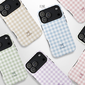 Capa de celular personalizada com estampa xadrez vichy e laço – Capa protetora resistente com MagSafe e nome personalizado para iPhone 17, 16, 15, 14, 13, 12, 11, Air e Pro Max | TRBG