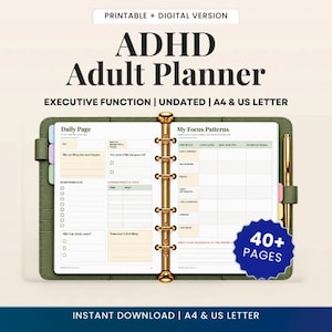 Op de afbeelding: Een open groene ringbandplanner met dagelijkse pagina-indelingen en focuspatronen. De tekst luidt ADHD Adult Planner, Executive Function, Undated, A4 & US Letter en 40+ Pages. De planner bevat pastelkleurige tabbladen en een gouden pen.