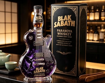 Handgemaakte whiskykaraf in de vorm van een Black Sabbath-gitaar, paars marmeren glas, gelimiteerde oplage, rockmuziek collectors item, unieke rockdecoratie voor thuisbar.