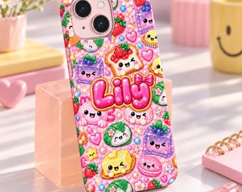 Op de afbeelding: Een roze smartphonehoesje met een levendig patroon van kawaii-stijl etenswaren, waaronder toast met aardbeien, boter, macarons en paarse gelei-blokjes. De naam Lily staat in grote, glanzende roze letters in het midden gedrukt.