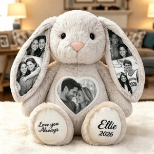 Op de afbeelding: Een beige pluche konijn met zwart-wit fotoprints op de lange oren en een hartvormige patch op de borst. De linkervoet toont de tekst Love you Always, terwijl de rechtervoet de naam Ellie en het jaartal 2026 laat zien.
