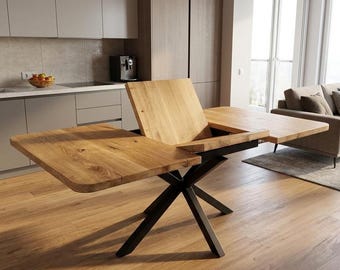Tavolo da pranzo in rovere massello: base moderna in metallo, tavolo in legno allungabile.