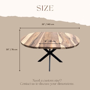 Może przedstawiać: Owalny st&oacute;ł jadalniany z drewna o naturalnym usłojeniu z czarną metalową podstawą. St&oacute;ł ma 140 cm długości, 76 cm wysokości i 40 cm szerokości w środkowej części. Tekst na obrazie: SIZE, 55" / 140 cm, 16" / 40 cm, 30" / 76 cm, Need a custom size? Contact us to discuss your dimensions.
