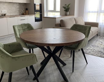 Tavolo da pranzo rotondo in rovere con gambe a ragno, stile scandinavo, trasformabile e compatto, ideale per piccoli spazi.