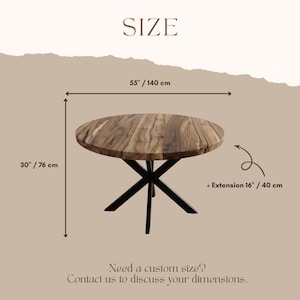 K&ouml;nnte beinhalten: Ein runder Esstisch aus Holz mit nat&uuml;rlicher Maserung und schwarzen Metallbeinen. Ma&szlig;e: 140 cm Durchmesser und 76 cm H&ouml;he, mit einer 40 cm Erweiterung. Text: SIZE, 55"/140 cm, 30"/76 cm, + Extension 16"/40 cm, Need a custom size? Contact us to discuss your dimensions.