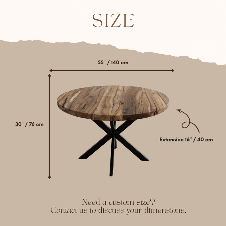 K&ouml;nnte beinhalten: Ein runder Esstisch aus Holz mit nat&uuml;rlicher Maserung und schwarzen Metallbeinen. Ma&szlig;e: 140 cm Durchmesser und 76 cm H&ouml;he, mit einer 40 cm Erweiterung. Text: SIZE, 55"/140 cm, 30"/76 cm, + Extension 16"/40 cm, Need a custom size? Contact us to discuss your dimensions.