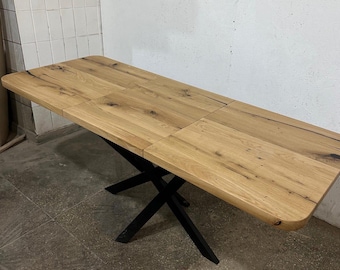 Tavolo da pranzo moderno: tavolo allungabile in legno massello di rovere con prolunghe e gambe in metallo a ragno.