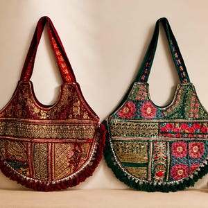 Peut inclure: Deux sacs à bandoulière en forme de croissant ornés de broderies complexes, de paillettes et de fils métalliques. L'un est rouge foncé avec des franges assorties, l'autre est vert foncé avec des motifs floraux colorés et des franges vertes.