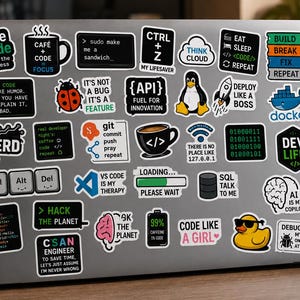 Peut inclure: Un couvercle d'ordinateur portable argent&eacute; recouvert d'une collection d'autocollants en vinyle rectangulaires et fa&ccedil;onn&eacute;s, pr&eacute;sentant des graphiques, du texte et des ic&ocirc;nes sur le th&egrave;me de la programmation et de la technologie.