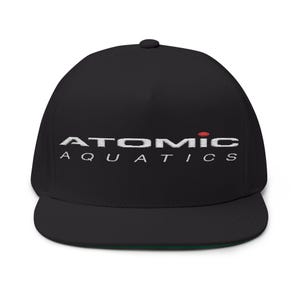Könnte beinhalten: Eine schwarze Snapback-Kappe mit dem weiß gestickten Schriftzug ATOMIC AQUATICS auf der Vorderseite. Das Wort ATOMIC ist in einer fetten, stilisierten Schriftart gehalten, mit einem kleinen roten kreisförmigen Akzent über dem Buchstaben I.