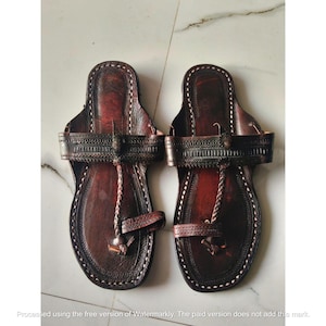 Sandalias Kolhapuri de cuero marrón hechas a mano para mujer, bailarinas estilo boho playero hippie, sin cordones con punta abierta, calzado para vacaciones de verano, estilo étnico informal para festivales.