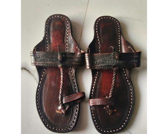 Handgemaakte bruinleren Kolhapuri-sandalen, boho-strandhippieflats, open teen, schoenen voor zomervakantie, casual etnisch festival.