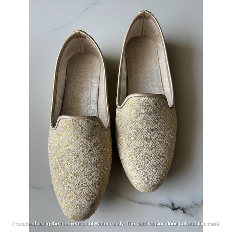 Scarpe da sposo dorate Sherwani Mojari Indian Khussa Regalo di fidanzamento per lui Anniversario Mocassini in broccato Calzature etniche fatte a mano Slip On. immagine 3