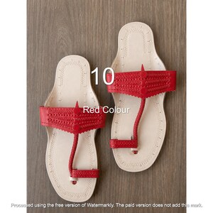Op de afbeelding: Een paar rode sandalen met een teenstuk en een brede band met ingewikkelde gevlochten details. Het voetbed is lichtbeige met decoratieve stiksels langs de randen. De tekst 10 en Red Colour zijn zichtbaar op de afbeelding.