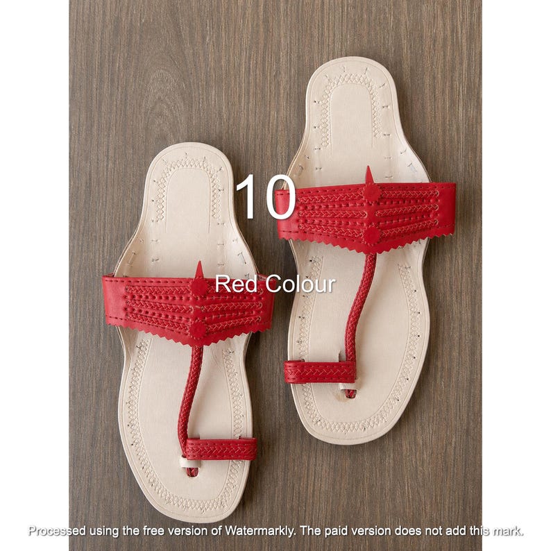 Op de afbeelding: Een paar rode sandalen met een teenstuk en een brede band met ingewikkelde gevlochten details. Het voetbed is lichtbeige met decoratieve stiksels langs de randen. De tekst 10 en Red Colour zijn zichtbaar op de afbeelding.