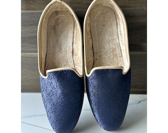 Mocassini da sposo blu navy da uomo, scarpe slip-on da sposo fatte a mano, jutti etniche in rilievo, calzature da ricevimento, mocassini da festa, ballerine eleganti per occasioni festive