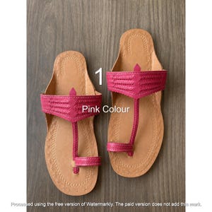 Op de afbeelding: Een paar roze sandalen met een beige leren voetbed en decoratieve stiksels langs de randen. De sandalen hebben een brede band over de wreef met een gestructureerd patroon en een teenstuk. De tekst 1 Pink Colour is zichtbaar.