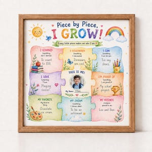 Può includere: Una stampa da parete con cornice in legno intitolata Piece by Piece, I GROW! con una griglia di pezzi di puzzle colorati. Ogni sezione contiene testi sulla crescita personale, una foto centrale di un bambino e illustrazioni ad acquerello.