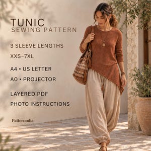 Op de afbeelding: Een naaipatroon voor een tuniek met de tekst: TUNIC SEWING PATTERN, 3 SLEEVE LENGTHS, XXS-7XL, A4, US LETTER, A0, PROJECTOR, LAYERED PDF, PHOTO INSTRUCTIONS, Patternodia. De afbeelding toont een roestkleurige tuniek met lange mouwen en asymmetrische zoom.
