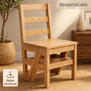 Può includere: Una sedia in legno chiaro convertibile in sgabello, dotata di schienale a doghe, seduta incernierata e gradino inferiore. Il testo BlueprintLabb è visibile in alto a destra e un'icona di download digitale si trova in basso a sinistra.