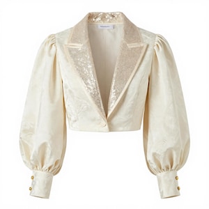 Op de afbeelding: Een crèmekleurige, cropped blazer met lange pofmouwen met knoopmanchetten, een ton-sur-ton bloemrijk jacquardpatroon en contrasterende revers met glinsterende pailletten. Het jasje heeft een sluiting met één knoop aan de voorzijde.