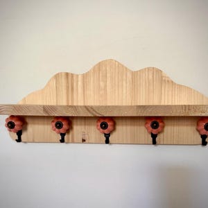 Estantería infantil con forma de nube - 5 ganchos de flores rosas - Madera maciza