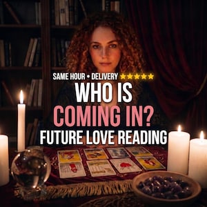 Könnte beinhalten: Eine Person mit lockigem Haar sitzt an einem Tisch mit Tarotkarten, einer Kristallkugel und Kerzen. Der Text lautet: SAME HOUR DELIVERY, WHO IS COMING IN? FUTURE LOVE READING. Eine Schale mit dunklen Steinen steht auf einem roten Tuch mit Goldfransen.