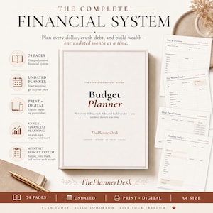 Può includere: Un pianificatore di budget bianco con il testo The Complete Financial System e Budget Planner sulla copertina. Il set include 74 pagine, fogli di pianificazione non datati e opzioni digitali. Le pagine visibili includono Year at a Glance, Net Worth Tracker, Debt Payoff Master e Monthly Budget.