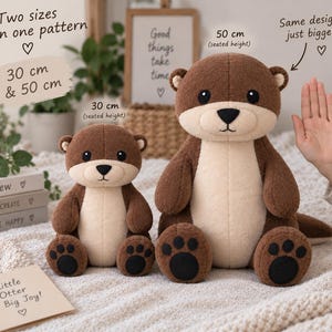 Könnte beinhalten: Zwei braune und beige Otter-Stofftiere mit schwarzen Nasen und Pfotenpolstern. Der kleinere Otter ist mit 30 cm Sitzhöhe beschriftet, der größere mit 50 cm Sitzhöhe. Text auf dem Bild: Two sizes in one pattern, 30 cm & 50 cm, 50 cm (seated height), 30 cm (seated height), Same design just bigger!, Little Otter Big Joy!