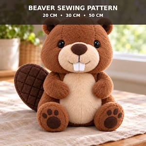 Op de afbeelding: Een pluche bever met bruine vacht, een crèmekleurige buik en twee witte voortanden. De tekst BEAVER SEWING PATTERN 20 CM • 30 CM • 50 CM staat boven het dier. Het heeft donkere ogen, een donkere neus en een gestructureerde, donkerbruine staart.