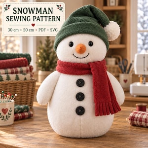Pode incluir: Um boneco de neve de pelúcia com corpo branco texturizado, usando um gorro verde-escuro com um pompom branco e um cachecol vermelho. Possui três botões pretos no peito e um nariz laranja. Texto: SNOWMAN SEWING PATTERN 30 cm + 50 cm PDF + SVG.