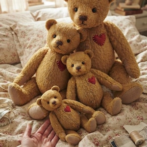 Pode incluir: Um conjunto de quatro ursos de peluche castanho-dourados de vários tamanhos, cada um com um nariz cosido castanho-escuro e um pequeno coração de tecido vermelho cosido no peito. Os ursos têm pelo texturado e olhos de contas escuros.
