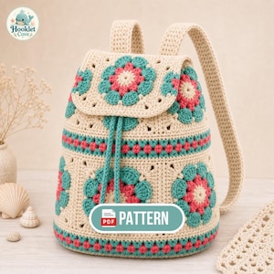 Puede incluir: Una mochila de ganchillo con base color crema y motivos florales de cuadrados de la abuela en azul cerceta y rosa. La bolsa incluye un cierre de cordón, una solapa superior y dos correas. Una etiqueta rectangular muestra el texto PDF PATTERN.