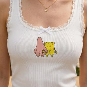 Geborduurd grappig shirt met SpongeBob en Patrick die elkaars billen vastpakken, grappige cartoon sweatshirt met meme van beste vrienden, cartoon cadeau voor haar