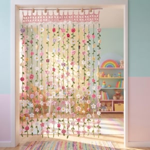 Puede incluir: Una cortina de puerta con múltiples hilos verticales de enredaderas de ganchillo verdes adornadas con varias flores rosas, blancas y amarillas. La parte superior tiene un volante de ganchillo rosa con patrón de rejilla y borde festoneado.