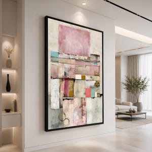 Può includere: Una grande opera d'arte murale rettangolare che presenta una composizione astratta di forme geometriche stratificate in tonalità rosa polvere, turchese tenue, crema e oro. L'opera è racchiusa in una sottile cornice nera e mostra pennellate strutturate.