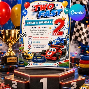 Può includere: Un invito di compleanno rettangolare a tema auto da corsa con il testo TWO FAST, MASON IS TURNING 2 e i dettagli dell'evento. Il design include auto da corsa in stile cartone animato, un grande numero 2 rosso e bandiere a scacchi.
