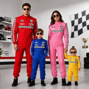 Puede incluir: Cuatro monos de carreras en rojo, azul, rosa y amarillo, cada uno con una franja de cuadros blancos y negros en el pecho y las mangas, parches bordados y etiquetas con los nombres Alex, Liam, Emma y Lily, usados con gafas de sol oscuras.
