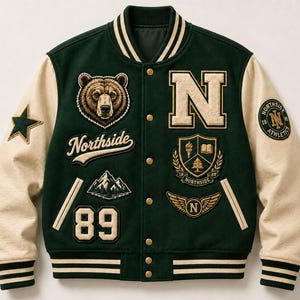 Puede incluir: Una chaqueta universitaria de color verde oscuro con mangas color crema, que presenta un parche de cabeza de oso, el texto Northside, una letra N grande, un gráfico de montaña, el número 89, un emblema de escudo con antorcha y libro, y un logo N alado.