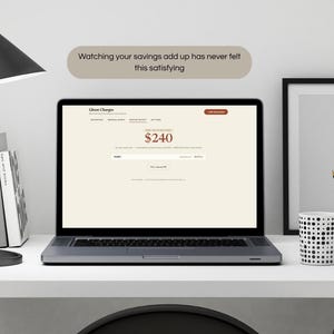 Pu&ograve; includere: Uno schermo di un portatile mostra una dashboard Ghost Charges con un rapporto di risparmio di 240 $. Sopra lo schermo, un fumetto recita: Watching your savings add up has never felt this satisfying. L'interfaccia include schede di navigazione.