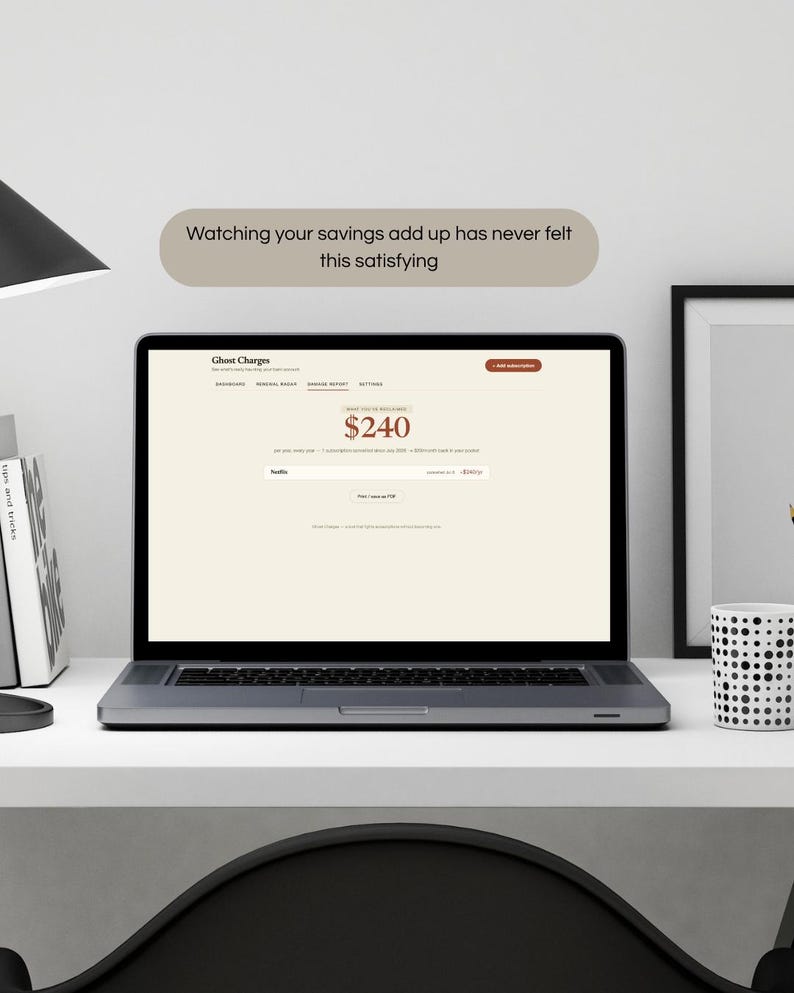 Pu&ograve; includere: Uno schermo di un portatile mostra una dashboard Ghost Charges con un rapporto di risparmio di 240 $. Sopra lo schermo, un fumetto recita: Watching your savings add up has never felt this satisfying. L'interfaccia include schede di navigazione.