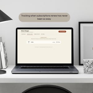 Pu&ograve; includere: Uno schermo di computer portatile che mostra l'interfaccia di monitoraggio degli abbonamenti Ghost Charges. Lo schermo mostra una dashboard con una voce Netflix, una data di rinnovo tra 15 giorni e un costo di 19,99 $ al mese. Il testo recita: Tracking when subscriptions renew has never been so easy.