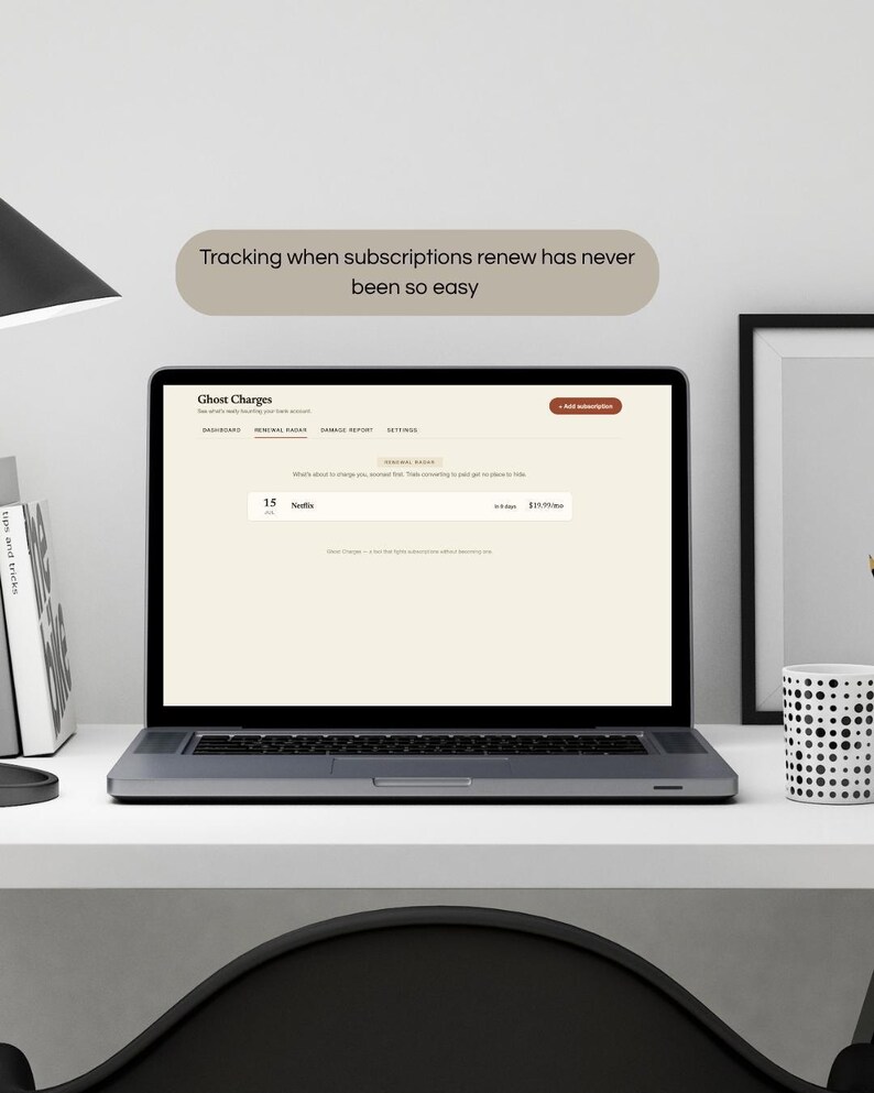 Pu&ograve; includere: Uno schermo di computer portatile che mostra l'interfaccia di monitoraggio degli abbonamenti Ghost Charges. Lo schermo mostra una dashboard con una voce Netflix, una data di rinnovo tra 15 giorni e un costo di 19,99 $ al mese. Il testo recita: Tracking when subscriptions renew has never been so easy.