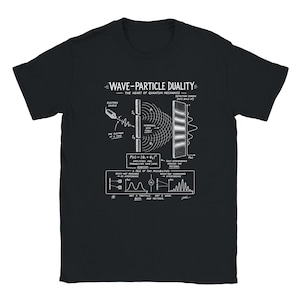 Könnte beinhalten: Ein schwarzes Kurzarm-T-Shirt mit einem weißen Grafikdruck des Welle-Teilchen-Dualismus-Experiments. Das Design zeigt wissenschaftliche Diagramme, Wellenmuster, mathematische Gleichungen und Text zur Erklärung quantenmechanischer Konzepte.
