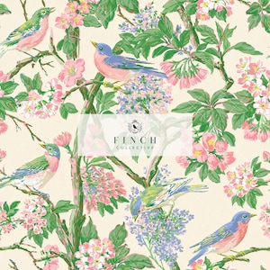 Puede incluir: Una tela o papel tapiz estampado con una ilustración repetitiva de pájaros pequeños de plumaje azul y rosa posados en ramas entre racimos de flores rosas y moradas. El texto FINCH COLLECTIVE está centrado.
